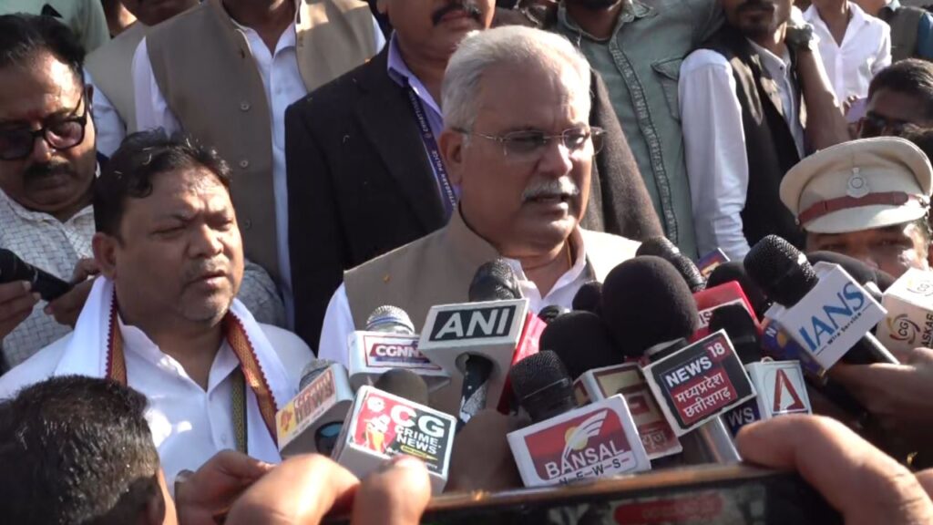 पलकों पर बिठाइए, लेकिन सरकारी विमान क्यों?’ — बाबा बागेश्वर पर भूपेश बघेल का वार