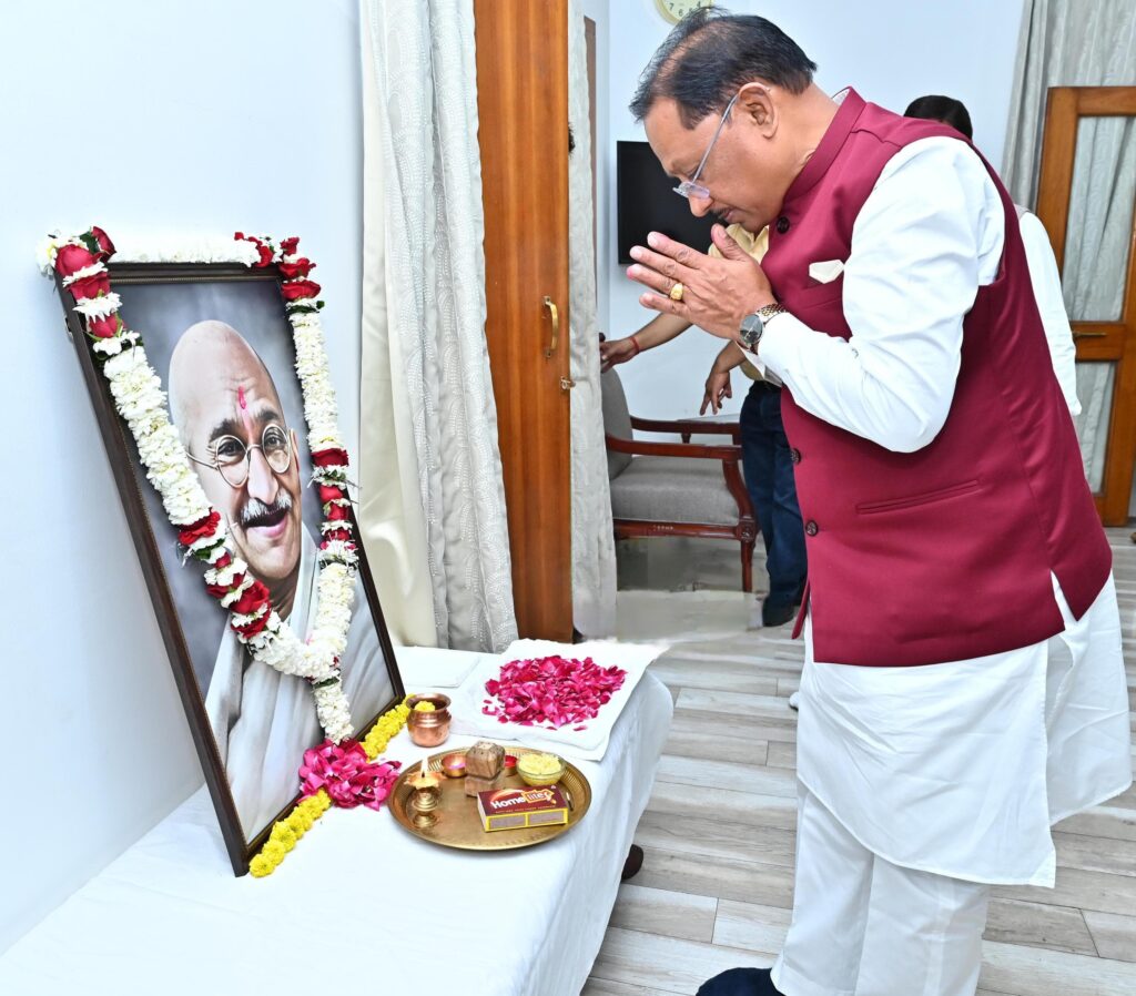 सत्य और अहिंसा के प्रतीक गांधी जी को मुख्यमंत्री साय ने किया नमन