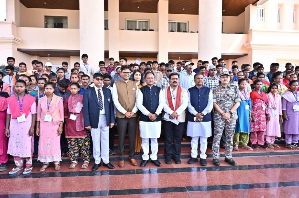 हिंसा छोड़ लोकतंत्र की ओर कदम: 120 पुनर्वासित युवाओं से CM साय की मुलाकात