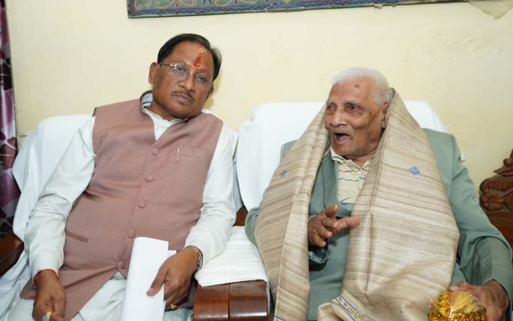 92 वर्षीय लोकतंत्र सेनानी डॉ. निर्मल घोष से मिले CM साय, कहा — संघर्ष प्रेरणादायी