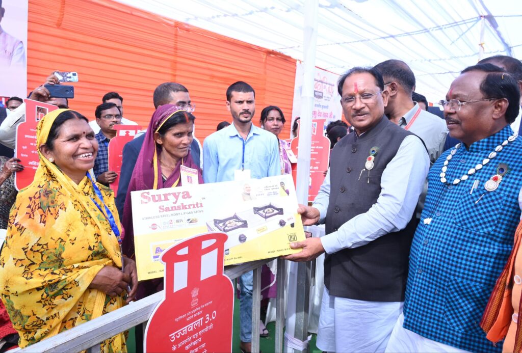 महिलाओं को आत्मनिर्भरता की ताकत: CM साय ने दी गैस, पिंक ई-रिक्शा और गार्बेज रिक्शा