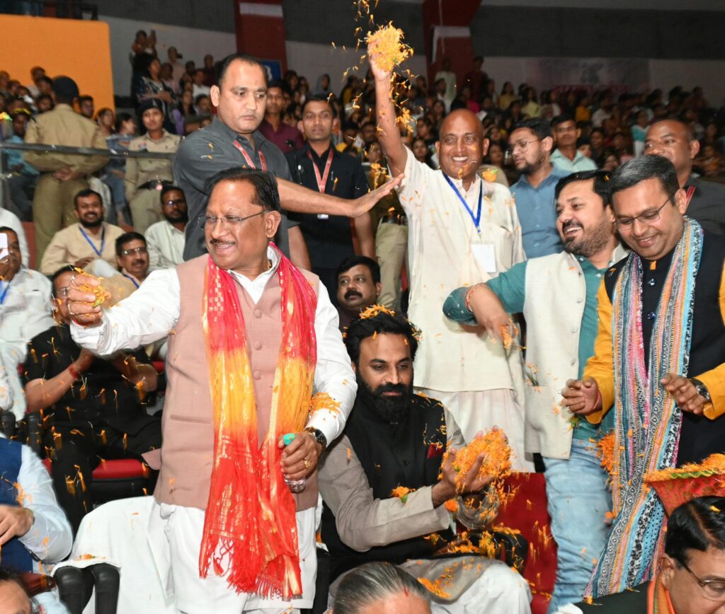 भजन क्लबिंग में झूमे युवा: रायपुर में CM विष्णुदेव साय ने भक्तों संग खेली फूलों की होली