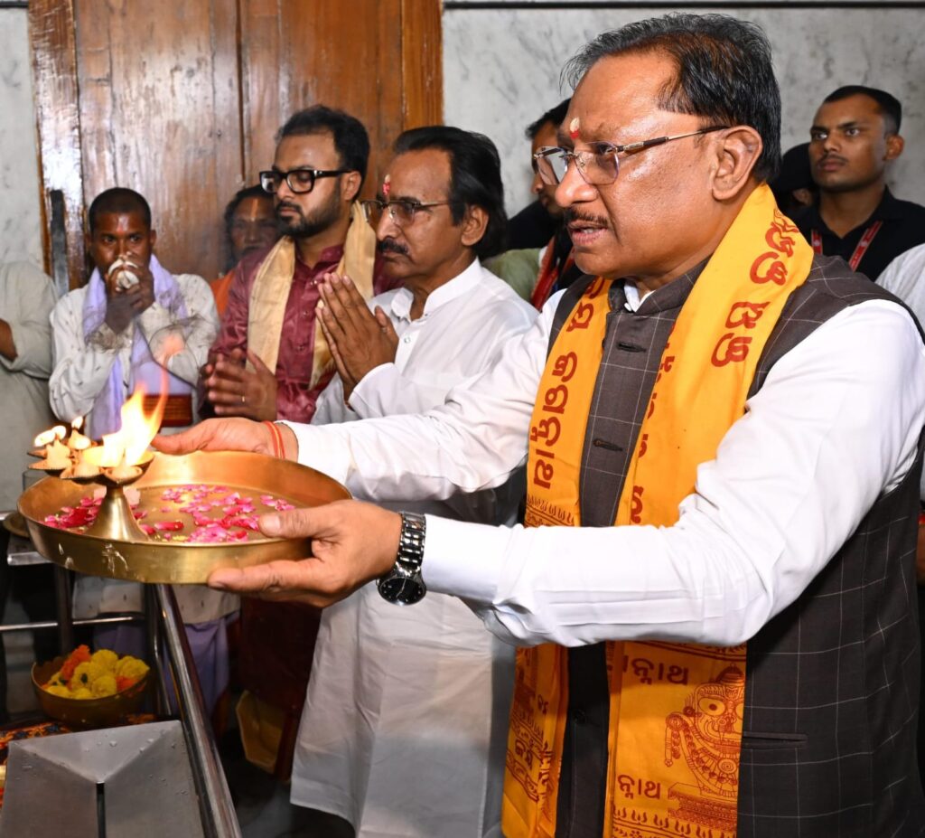 CM विष्णु देव साय ने रायपुर के जगन्नाथ मंदिर में की पूजा-अर्चना, प्रदेश की सुख-समृद्धि की कामना